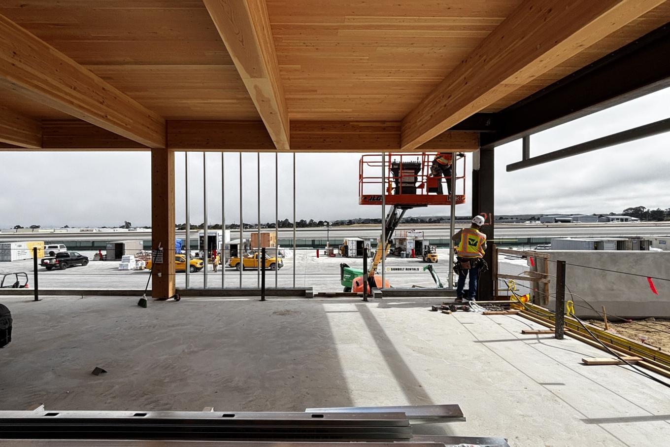 A view of the entrance to Gate 5 from the East Concourse hold room.